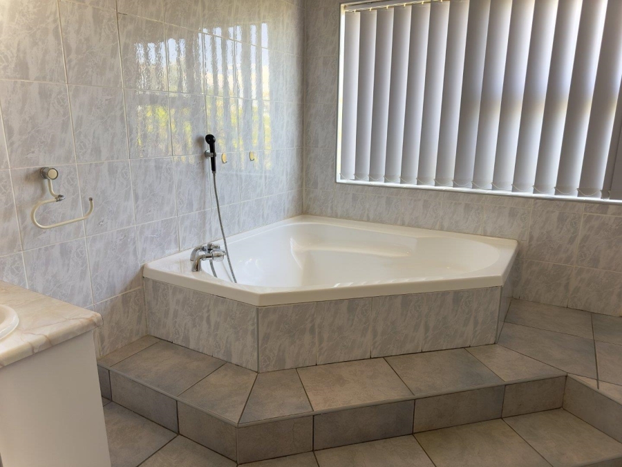 6 Bedroom Property for Sale in Wavecrest Eastern Cape
